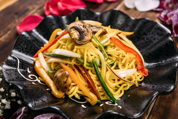 asian style wok noodles vegetables and mushrooms 1 - Постные макароны с грибами