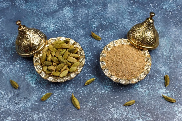assorted spices on kitchen table - Рисовая каша с пряностями и орехами