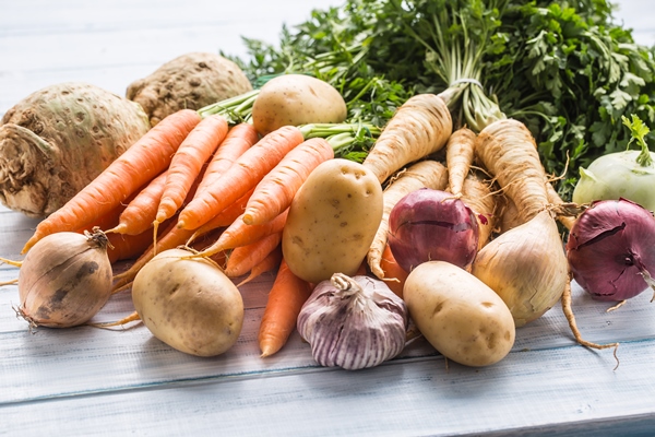 assortment of fresh vegetables on wooden table carrot parsnip garlic celery onion and kohlrabi - Морковный суп с зелёным соусом