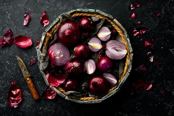 autumn vegetables fresh purple onions in a wooden box on a black stone background - Салат "Лодочки" из авокадо