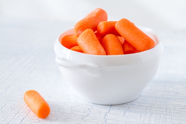 baby carrot sticks in white bowl - Новогодний бутерброд "Снеговик"