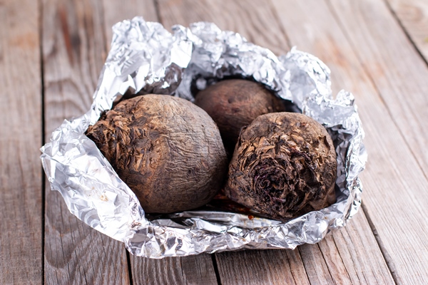 baked beet in aluminum foil raw red beet prepared for baking in the oven - Галеты со свекольным хумусом