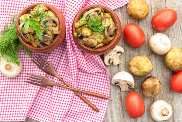 baked potatoes with meat and mushrooms with the addition of different seasonings - Постный салат из грибов с картофелем