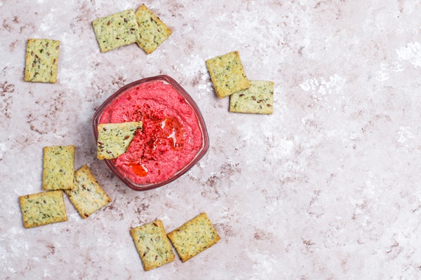 beetroot hummus with salty cookies on light surface - Галеты со свекольным хумусом