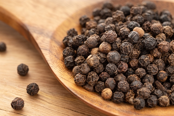 black pepper or pepercorn on wooden spoon cooking spices piper nigrum - Морковный суп с зелёным соусом