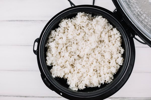 boiled rice in steamer - Салат с консервированным кальмаром