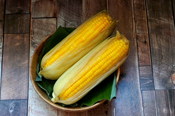 boiled sweet corn in a bowl on wooden background - Постный салат "Фиалка"