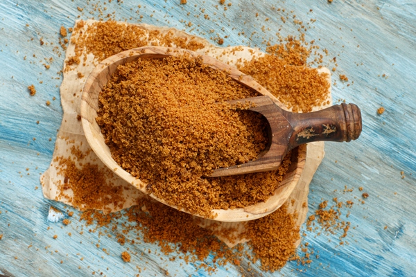 brown unrefined cane sugar in a bowl with a spoon close up - Кофейный пирог