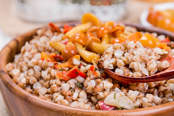 buckwheat porridge with mushrooms in a wooden bowl - Основы сухоядения