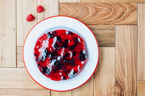 cake with berry jelly with blueberries and raspberries on a wooden table - Постный ягодно-шоколадный десерт с хлопьями