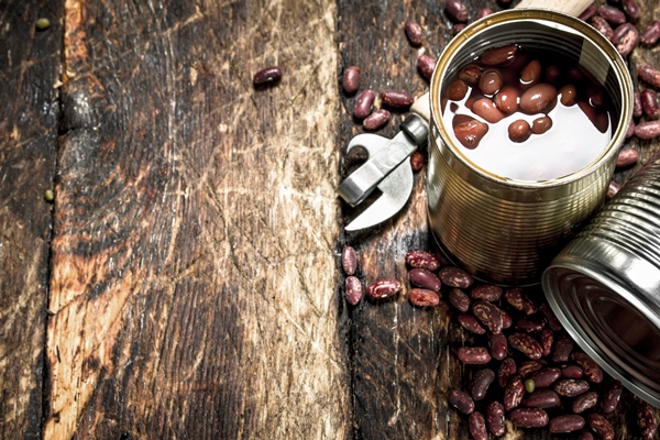 canned red beans in tin cans on a wooden background 1 - Салат из авокадо, фасоли и помидоров