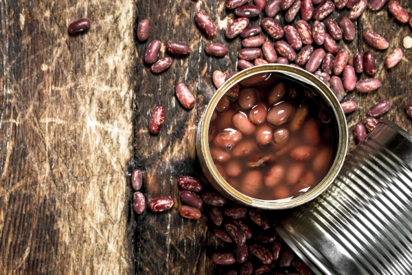 canned red beans in tin cans on a wooden background - Суп из красной фасоли с овощами