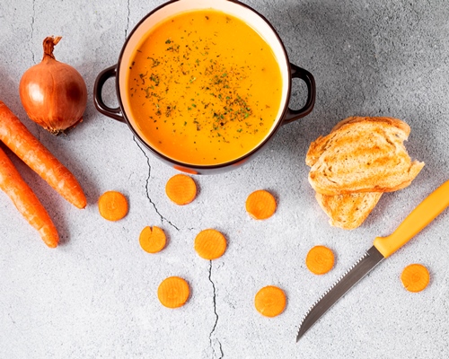 carrot soup copy space top view - Морковный суп с зелёным соусом