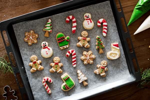 christmas cookies decorated with icing - Постные имбирные человечки