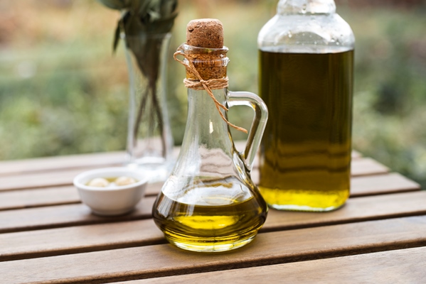 close up bottles of natural olive oil - Салат из нута со сладким перцем