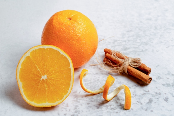 close up photo of half cut or whole fresh orange with cinnamon - Пирог "Рождественский венок"
