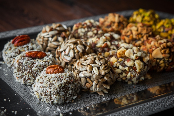 close up sweets handmade handmade sweets from nuts dried fruits and honey on a dark wooden table horizontal - Основы сухоядения