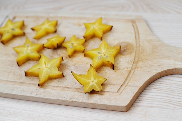 closeup photo of star fruit or carambola slices on the table - Цитрусовый чай с имбирём и карамболой