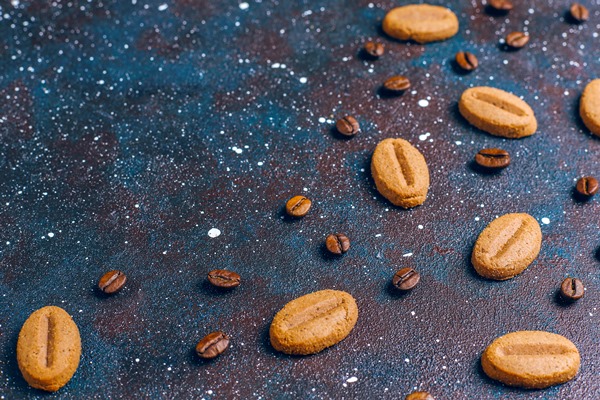 coffee bean shaped cookies and coffee beans - Кофейное печенье