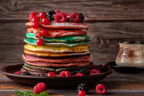 colored pancakes with fruit almonds and powdered sugar - Постные ягодные оладьи