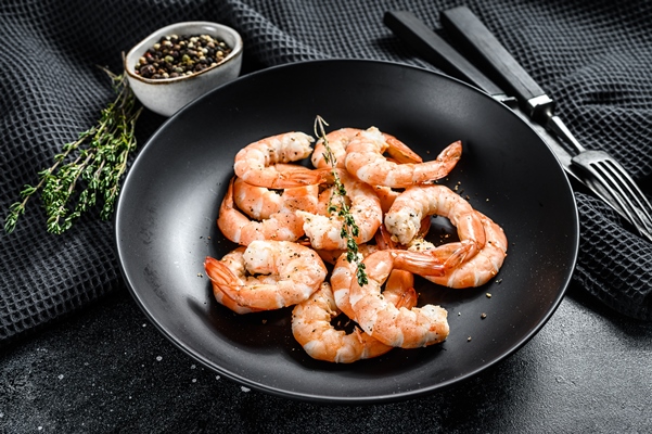 cooked peeled king prawns shrimps on a plate top view 1 - Канапе с креветками и огурцом