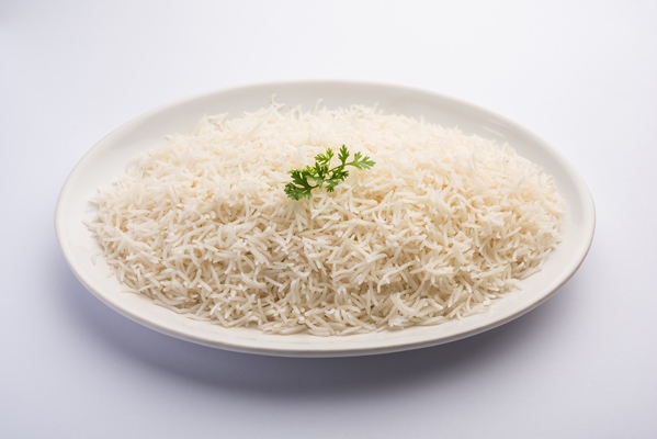 cooked plain white basmati rice or steamed rice in bowl - Рисовая каша с пряностями и орехами