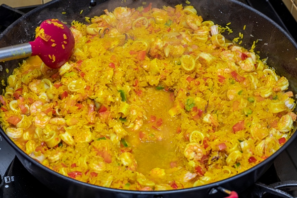cooking a paella spanish traditional food valencia - Постная паэлья