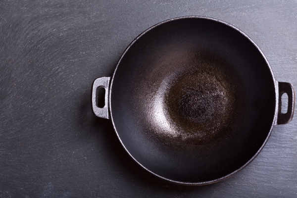 empty wok in a dark background top view - Карри с грибами и картофелем, постный стол