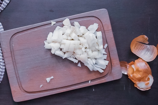 flat lay step by step dicing yellow onion on a wood cutting board 1 - Салат с морепродуктами