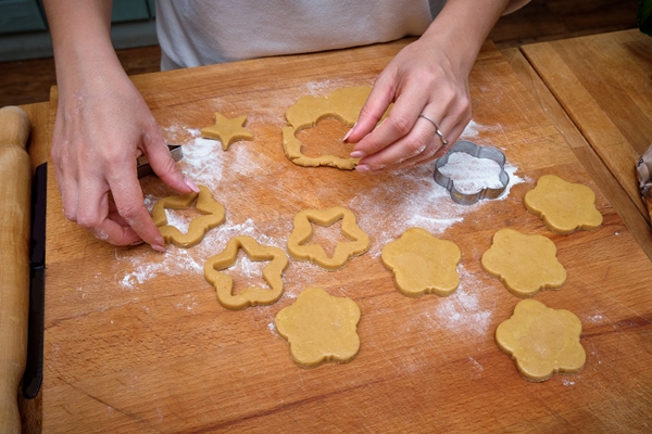 food woman making homemade biscuits on a kitchen s wooden desktop - Рождественское печенье "Шпитцбубен"