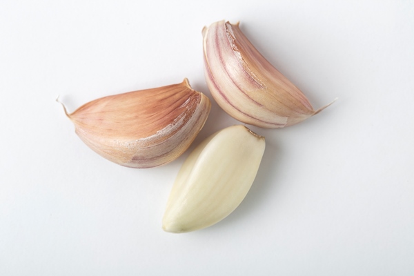 fresh garlic isolated on white background - Салат из нута со сладким перцем