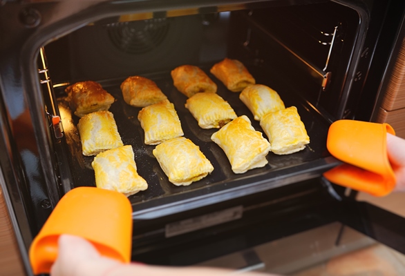 fresh hot puff pastry pies in the oven close up - Пирожки из слоёного теста постные