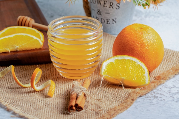 fresh juice with orange slices on grey wall - Апельсиновый пирог
