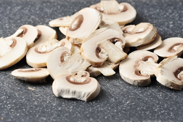 fresh mushrooms cut into pieces - Постная пицца с грибами и овощами