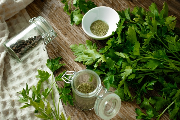 fresh parsley and spices on a wooden board - Картошка с зеленью и томатом, постный стол