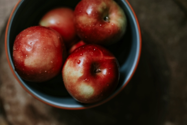 fresh ripe apples in a bowl - Тыква, запечённая с киноа, постный стол