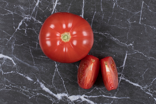 fresh sliced tomatoes on marble - Постный суп-харчо