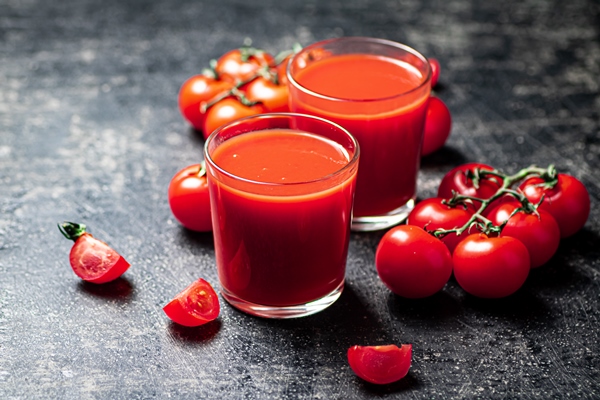 fresh tomato juice on a black background - Постная лазанья с чечевицей