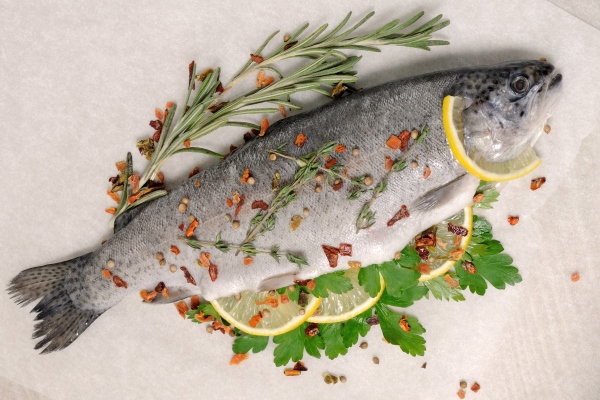 Рецепт: Рыба запеченная в фольге в духовке - тушка форели с луком и лимоном