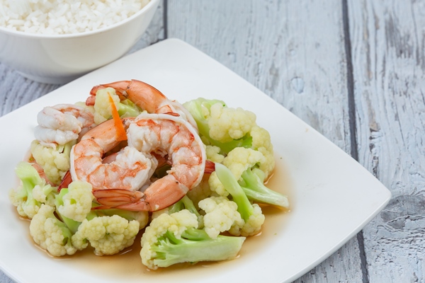 fresh white cauliflower on the plate - Цветная капуста с креветками, постный стол