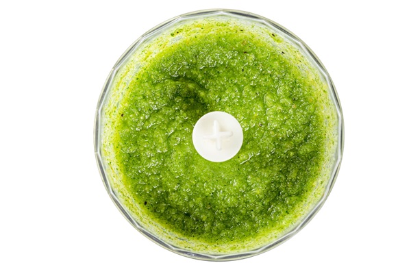 freshly cooked green smoothie in a blender top view - Оладьи с нутовой мукой