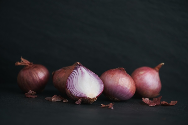 full and half cut spanish onions on dark background - Постный суп-крем из свёклы с гренками