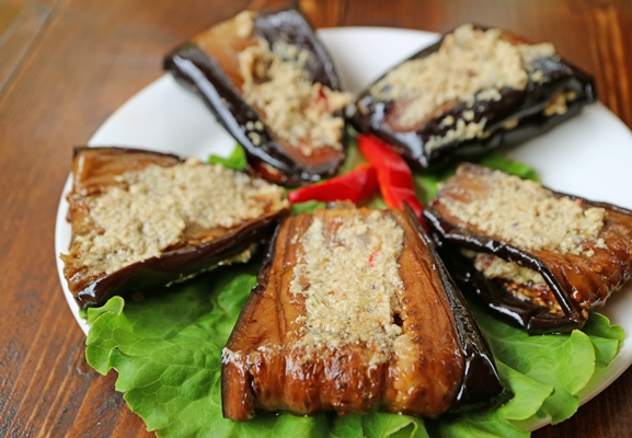 georgian fried eggplant roll with garlic walnut paste or badrijani nigvzit - Баклажанные рулетики с морковью