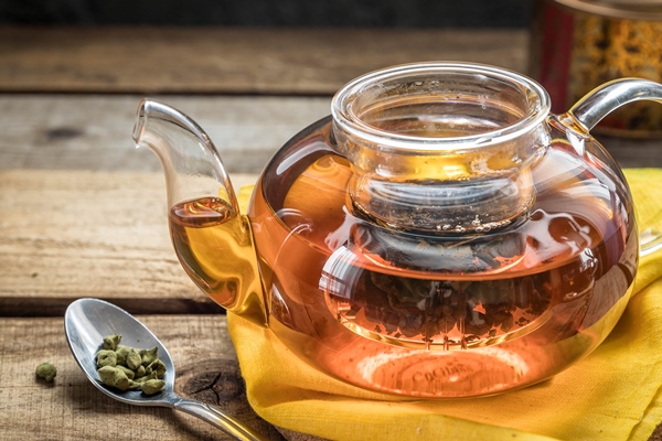 ginseng tea brew in a glass teapot - Чёрный чай с женьшенем