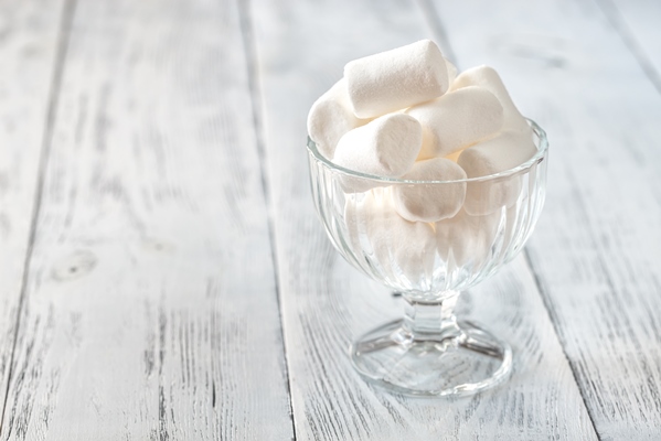 glass bowl of marshmallows on the wooden background - Новогодний бутерброд "Снеговик"