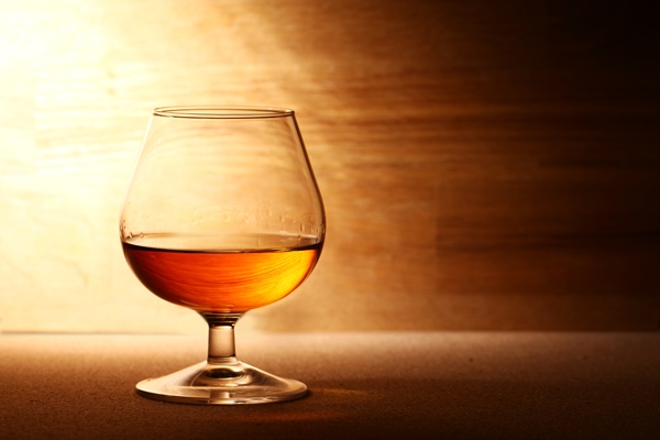 glass of cognac over wooden surface - Шоколадный постный соус