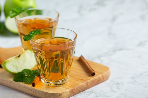glasses of green apple healthy tea put next to fresh green apples - Постное овсяное печенье