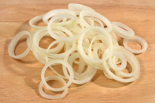 heap of onion slices on a wooden background - Постный грибной крамбл