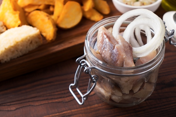 herring with onion in a glass jar - Малосольная селёдка домашняя с луком
