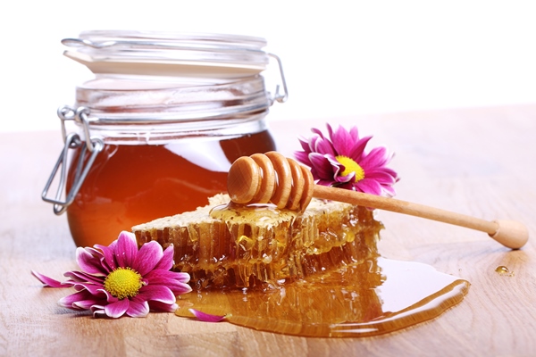 honey on the wooden table - Цитрусовый чай с имбирём и карамболой